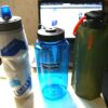 飲料水を持ち歩くための水筒3つと小さく潰せるペットボトル