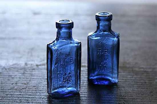 神薬】ボトルディギング (瓶掘り) レトロガラス瓶を収集する現代の 
