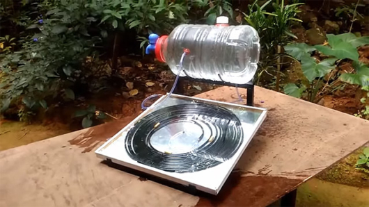 銅管を使った小型のDIY太陽熱温水器は電気ガスなしで効率的にお湯が作れる装置 | shave off mind