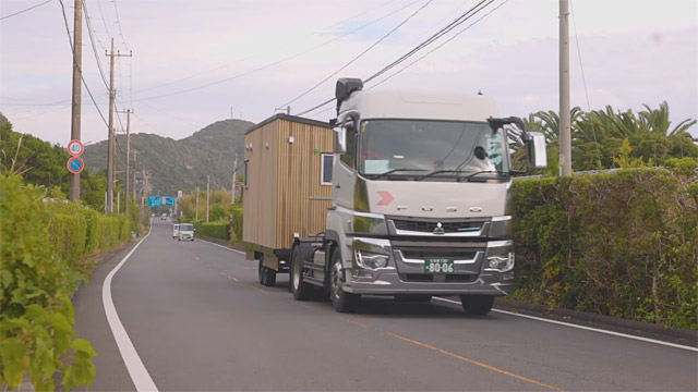 無印良品インフラゼロハウスを輸送するトラック